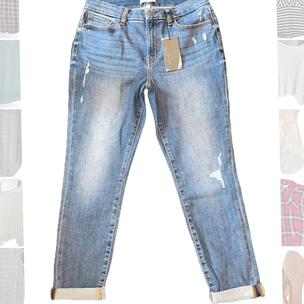 NWT STUDIO BLUE CROPPED JEANS